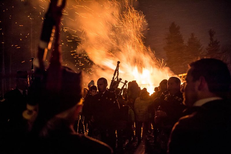 Wintersonnwendfeuer mit Weihnachtsmarkt auf Schloss Sighartstein am 16.12.2017, veranstaltet von Oldtimerfreunde Neumarkt  
Foto und Copyright: Moser Albert, Fotograf, 5201 Seekirchen, Weinbergstiege 1, Tel.: 0043-676-7550526 mailto:albert.moser@sbg.at  www.moser.zenfolio.com