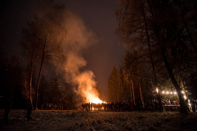 Wintersonnwendfeuer mit Weihnachtsmarkt auf Schloss Sighartstein am 16.12.2017, veranstaltet von Oldtimerfreunde Neumarkt  
Foto und Copyright: Moser Albert, Fotograf, 5201 Seekirchen, Weinbergstiege 1, Tel.: 0043-676-7550526 mailto:albert.moser@sbg.at  www.moser.zenfolio.com