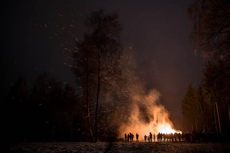 Wintersonnwendfeuer mit Weihnachtsmarkt auf Schloss Sighartstein am 16.12.2017, veranstaltet von Oldtimerfreunde Neumarkt  
Foto und Copyright: Moser Albert, Fotograf, 5201 Seekirchen, Weinbergstiege 1, Tel.: 0043-676-7550526 mailto:albert.moser@sbg.at  www.moser.zenfolio.com