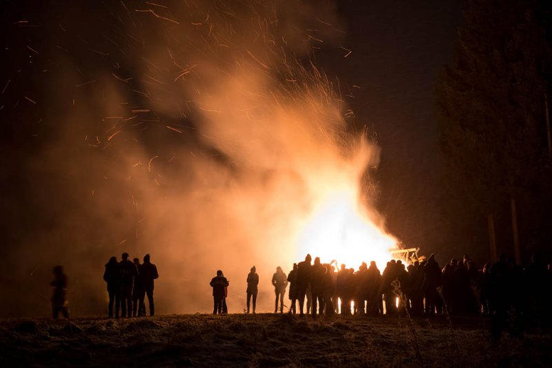 Wintersonnwendfeuer mit Weihnachtsmarkt auf Schloss Sighartstein am 16.12.2017, veranstaltet von Oldtimerfreunde Neumarkt  
Foto und Copyright: Moser Albert, Fotograf, 5201 Seekirchen, Weinbergstiege 1, Tel.: 0043-676-7550526 mailto:albert.moser@sbg.at  www.moser.zenfolio.com