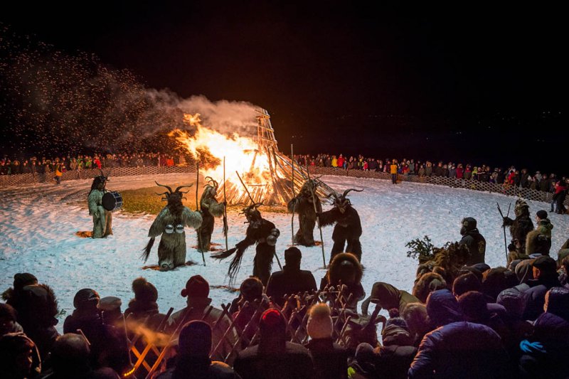 Rauhnachtstreiben mit Wintersonnendfeuer beim Gasthaus Kaiserbuche am Haunsberg am 29.12.2017  
Foto und Copyright: Moser Albert, Fotograf, 5201 Seekirchen, Weinbergstiege 1, Tel.: 0043-676-7550526 mailto:albert.moser@sbg.at  www.moser.zenfolio.com