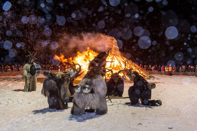 Rauhnachtstreiben mit Wintersonnendfeuer beim Gasthaus Kaiserbuche am Haunsberg am 29.12.2017  
Foto und Copyright: Moser Albert, Fotograf, 5201 Seekirchen, Weinbergstiege 1, Tel.: 0043-676-7550526 mailto:albert.moser@sbg.at  www.moser.zenfolio.com