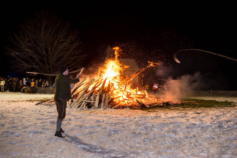 Rauhnachtstreiben mit Wintersonnendfeuer beim Gasthaus Kaiserbuche am Haunsberg am 29.12.2017  
Foto und Copyright: Moser Albert, Fotograf, 5201 Seekirchen, Weinbergstiege 1, Tel.: 0043-676-7550526 mailto:albert.moser@sbg.at  www.moser.zenfolio.com