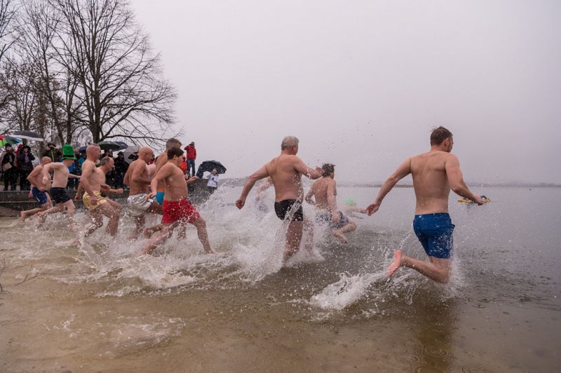 8. Silvesterschwimmen im Strandbad in Seeham am 31.12.2017  
Foto und Copyright: Moser Albert, Fotograf, 5201 Seekirchen, Weinbergstiege 1, Tel.: 0043-676-7550526 mailto:albert.moser@sbg.at  www.moser.zenfolio.com