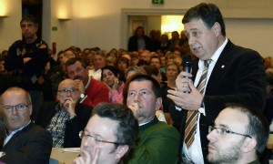 ... die Bürgermeister der Landgemeinden sind nicht so überzeugt. Von links Alois Daxinger aus Innerschwand, Johannes Gaderer aus St. Lorenz (grünes Sakko) und Matthias Reindl (stehend) aus Tiefgraben