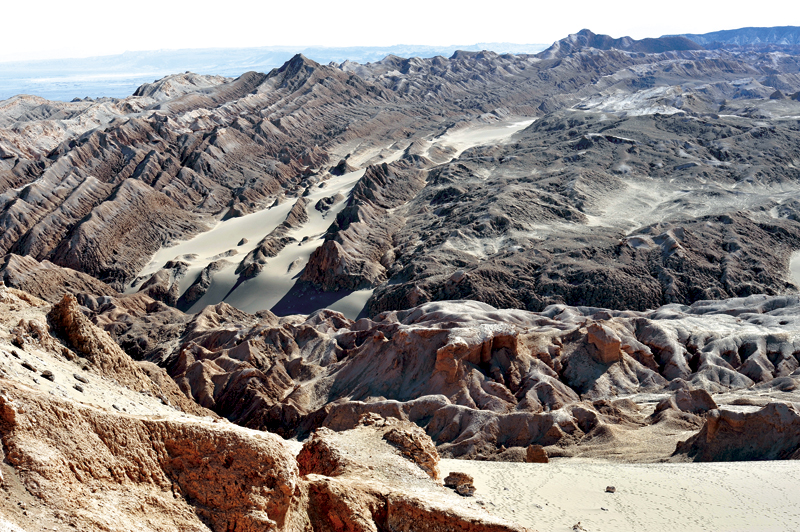 Auch wenn dieses Bild an eine Mondlandschaft erinnert. Es entstand auf der Erde in der Atacama-Wüste in Chile.
