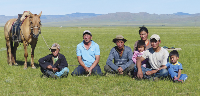 Peter Maierbrugger begegnet auf seinen Reisen allen Menschen mit entsprechendem Respekt und Zurück haltung. Nur so sind solche Bilder möglich, wie das von der Nomadenfamilie in der mongolischen Steppe.