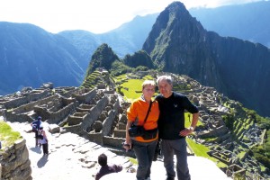 Seine Frau Waltraud, die mehrere Fremdsprachen spricht, begleitet Peter Maierbrugger auf allen Reisen und kümmert sich um Organisatorisches. Im Bild das Ehepaar in Peru.