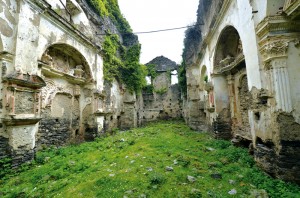 Die Klosterruine von Orezza ist eine der vielen historischen Leckerbissen auf der Insel. In diesem ehemaligen Franziskanerkloster wurde 1751 Jean-Paul Gaffori zum obersten Boss der Revolutionsregierung im Kampf gegen die Genueser gewählt. 1790 trafen sich hier Pascal Paoli und der junge Napoléon Bonaparte kurz bevor sie den Feldzug gegen Sardinien verloren. Im Zweiten Weltkrieg hatten die Italiener im Kloster ein Munitionslager, das von den Deutschen bombadiert wurde. Seither verfällt das Kloster