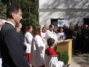 Pfarrer Michael Max segnete das Haus St. Katharina, das künftig eine Begnungstätte für alle sein soll