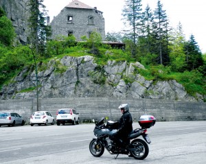 Geschichtsunterricht am Plöckenpass. Hoch über der Passstraße ein Gebäude des Freilichtmuseums, das die Geschichte der Schlachten im Ersten Weltkrieg erzählt.