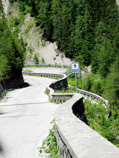 Ausflug nach Italien. Enger können Serpentinen nicht mehr sein, als auf der Straße oberhalb des Sauris-Sees. Bilder: Bernadette Lenzenweger