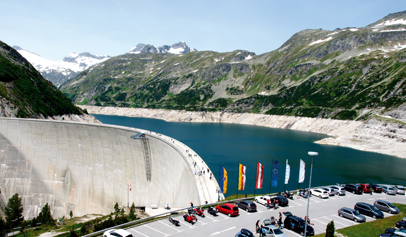 Die Kölnbrein Staumauer auf 2.000 Meter Höhe: 200 Meter Höhe und 626 Meter Breite sind notwendig, um in Spitzenzeiten 200 Millionen Kubikmeter Wasser zu stauen.